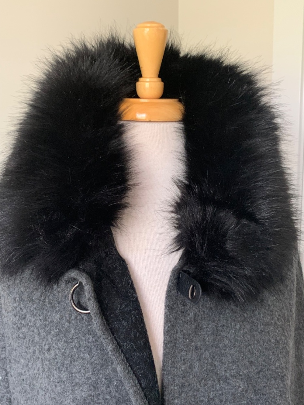 women cape - Picture 4 of 8
